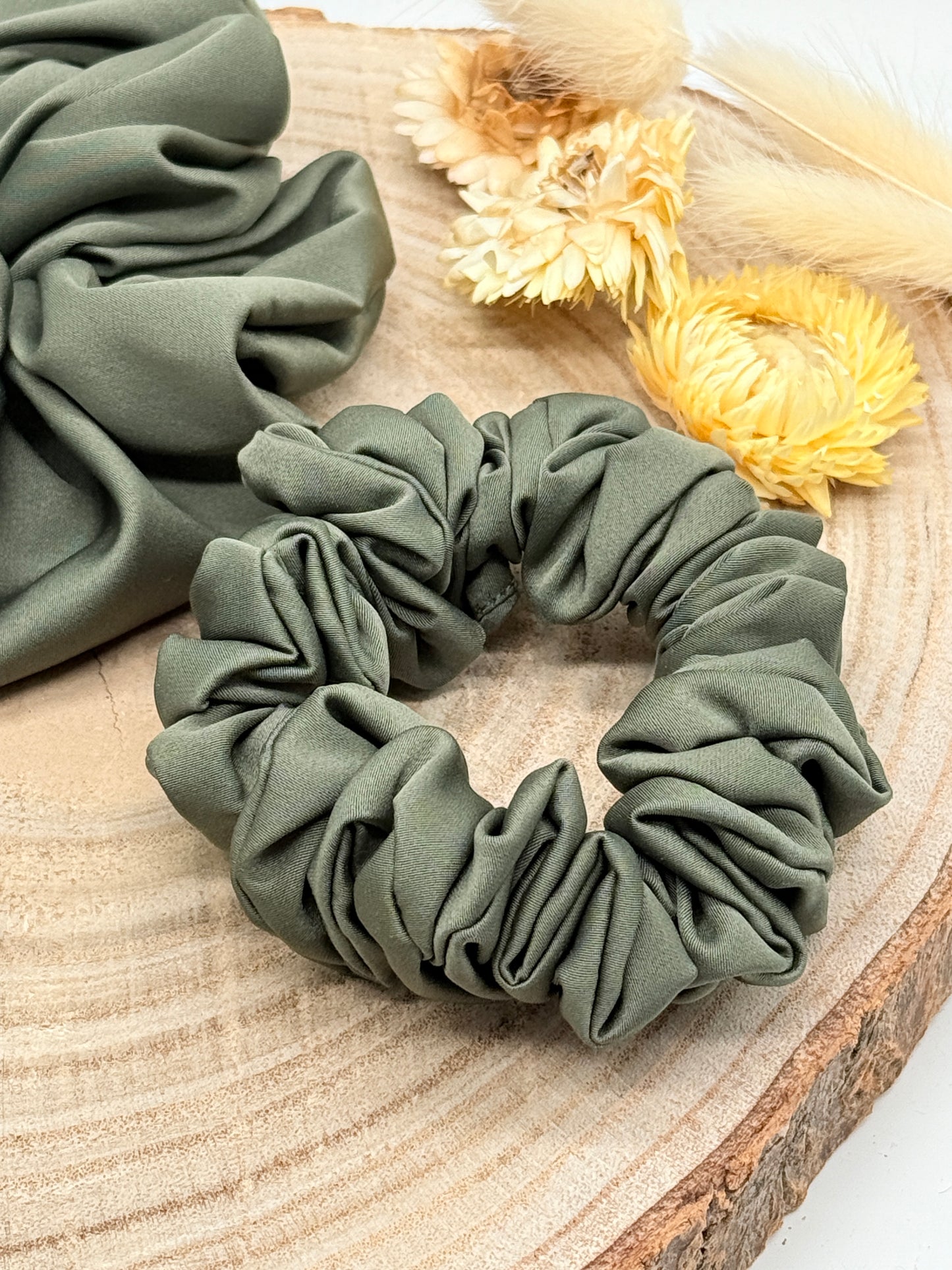 Satin Scrunchie Haargummi olivegrün uni in vier Größen von XL bis XS