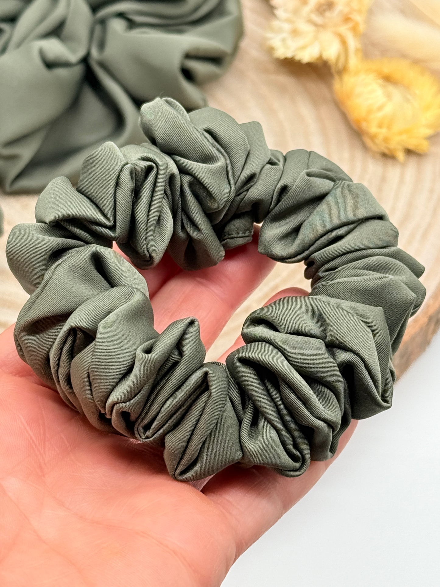 Satin Scrunchie Haargummi olivegrün uni in vier Größen von XL bis XS