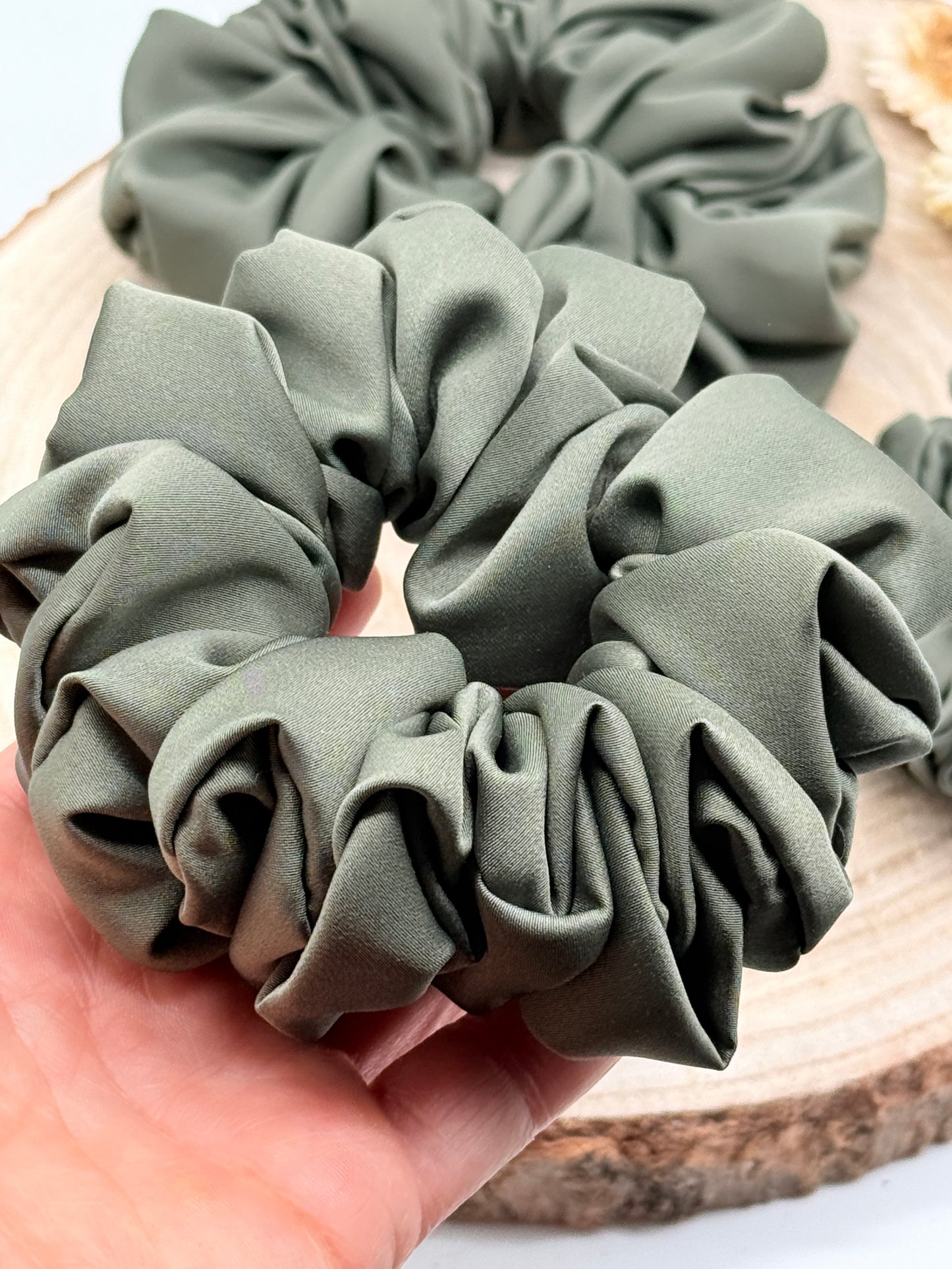 Satin Scrunchie Haargummi olivegrün uni in vier Größen von XL bis XS
