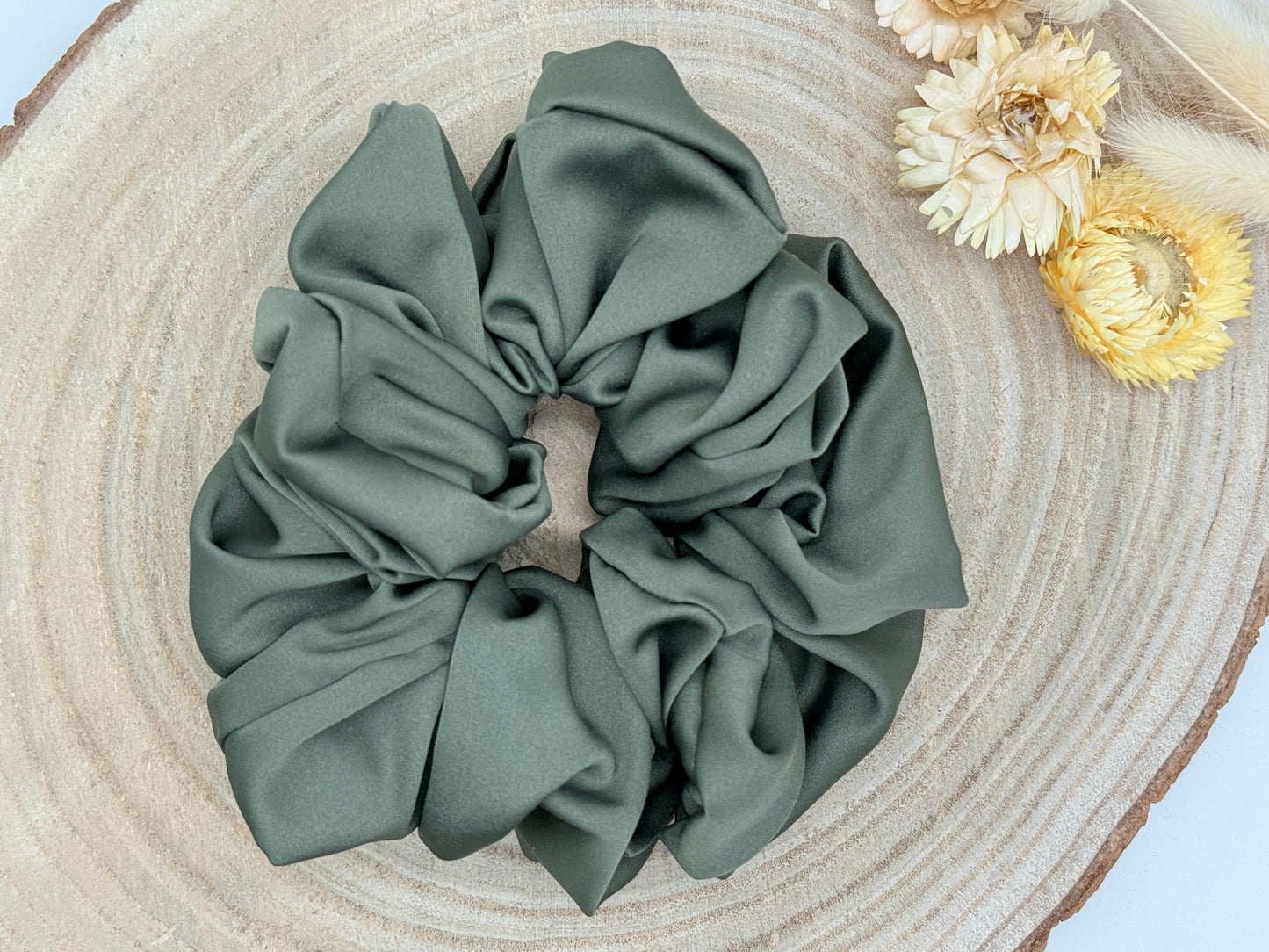 Satin Scrunchie Haargummi olivegrün uni in vier Größen von XL bis XS