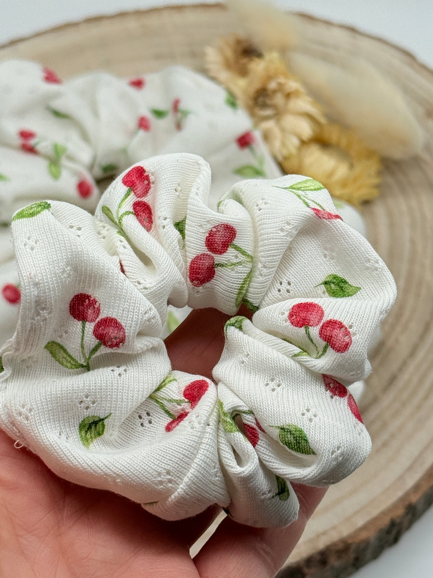 Jersey Scrunchie Haargummi weiss mit Kirschen