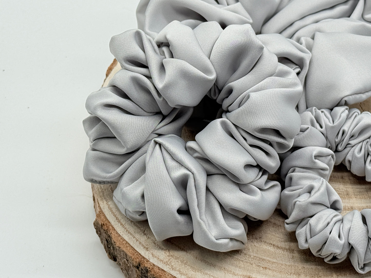 Satin Scrunchie Haargummi hellgrau uni in vier Größen von XL bis XS