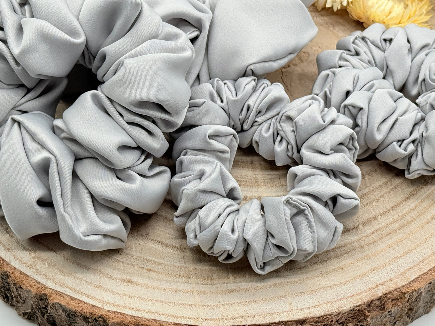 Satin Scrunchie Haargummi hellgrau uni in vier Größen von XL bis XS