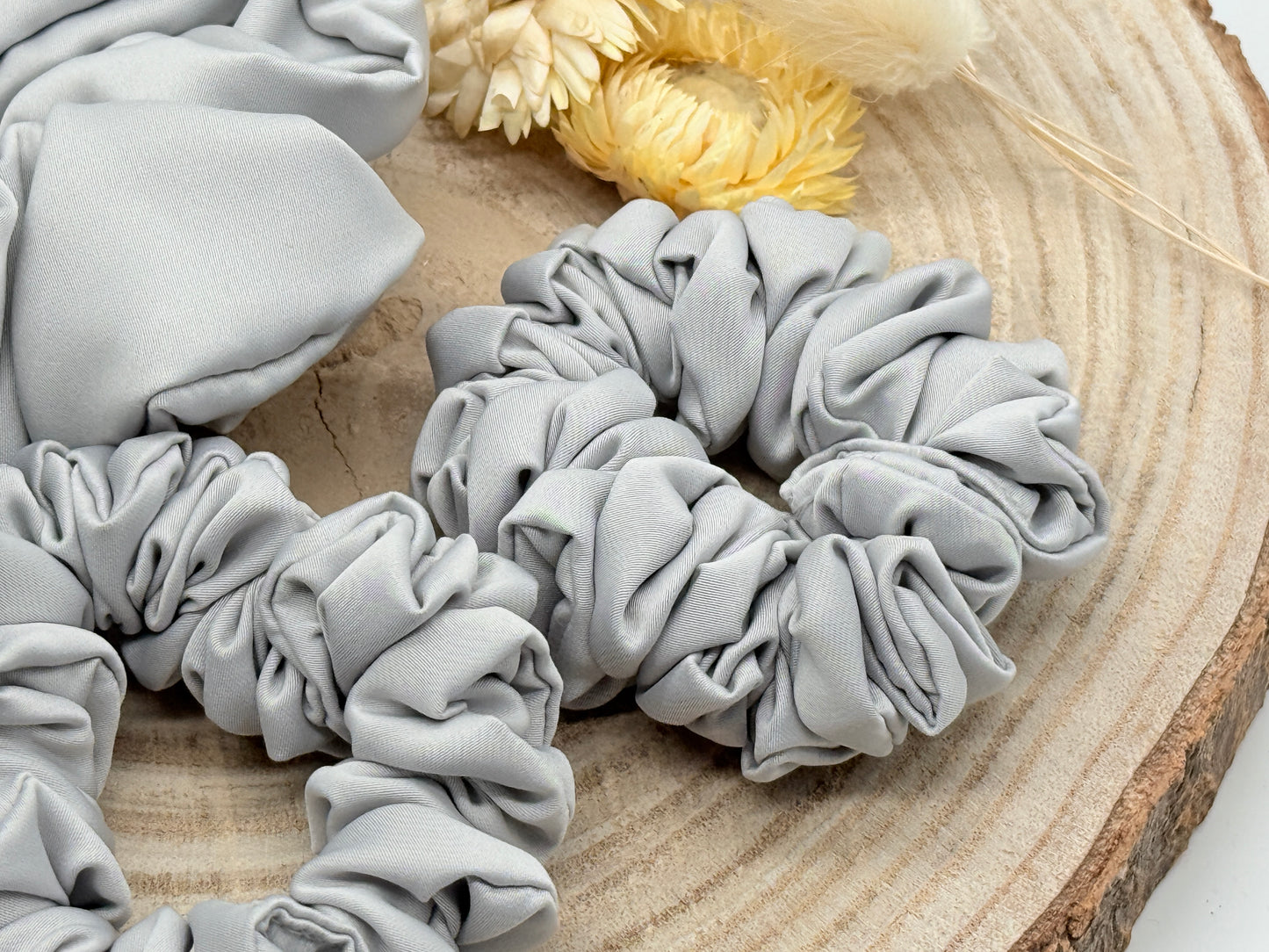 Satin Scrunchie Haargummi hellgrau uni in vier Größen von XL bis XS