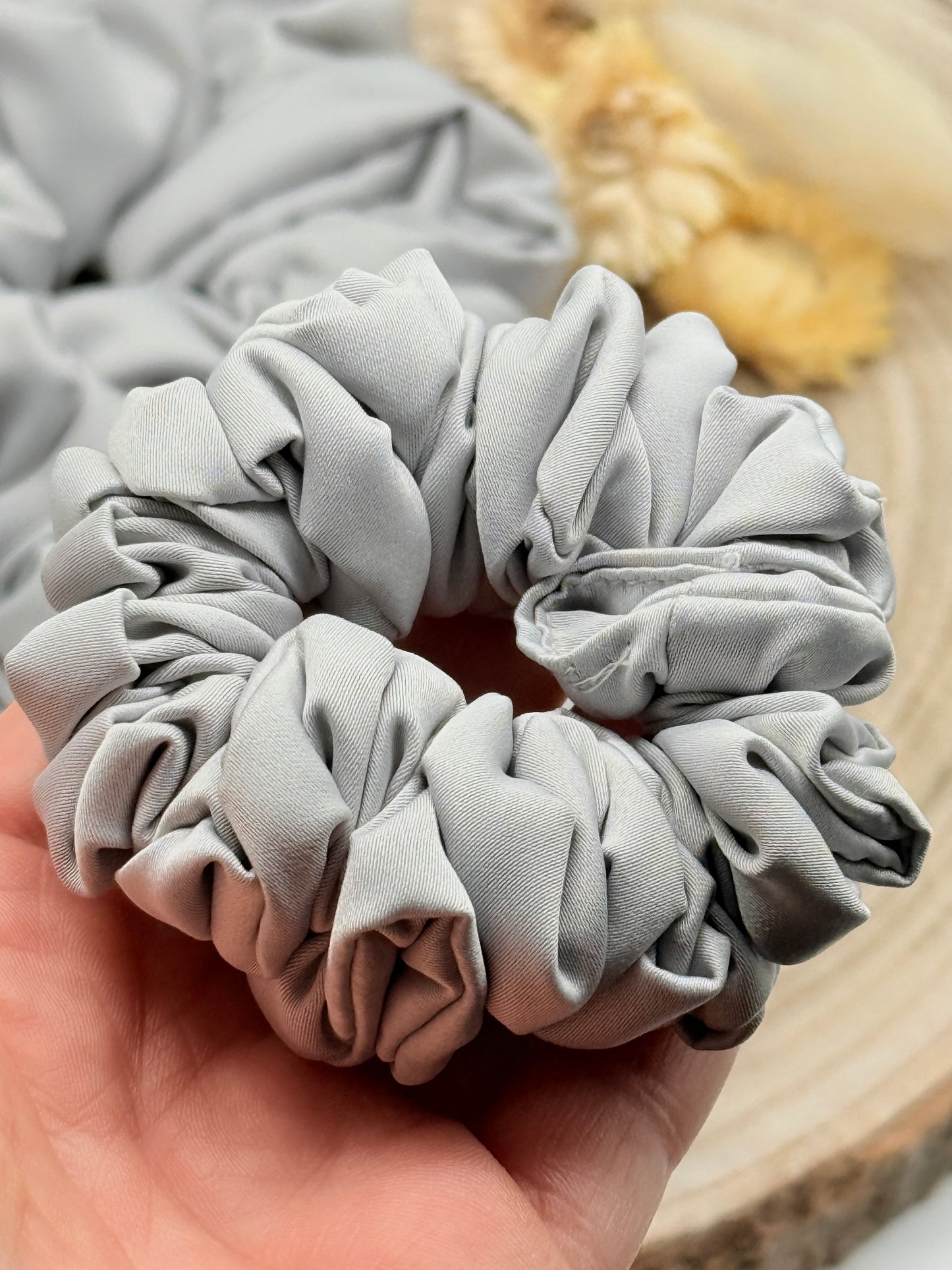 Satin Scrunchie Haargummi hellgrau uni in vier Größen von XL bis XS