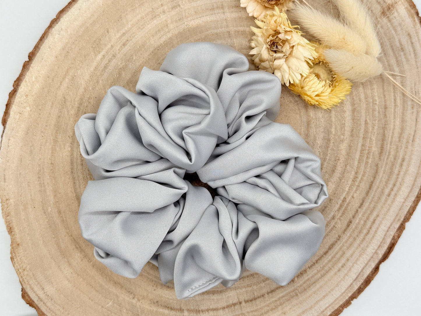 Satin Scrunchie Haargummi hellgrau uni in vier Größen von XL bis XS
