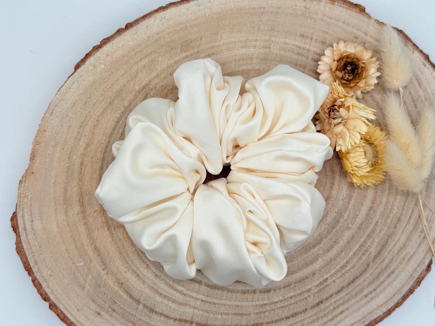 Satin Scrunchie Haargummi Eierschalen weiß uni in vier Größen von XL bis XS