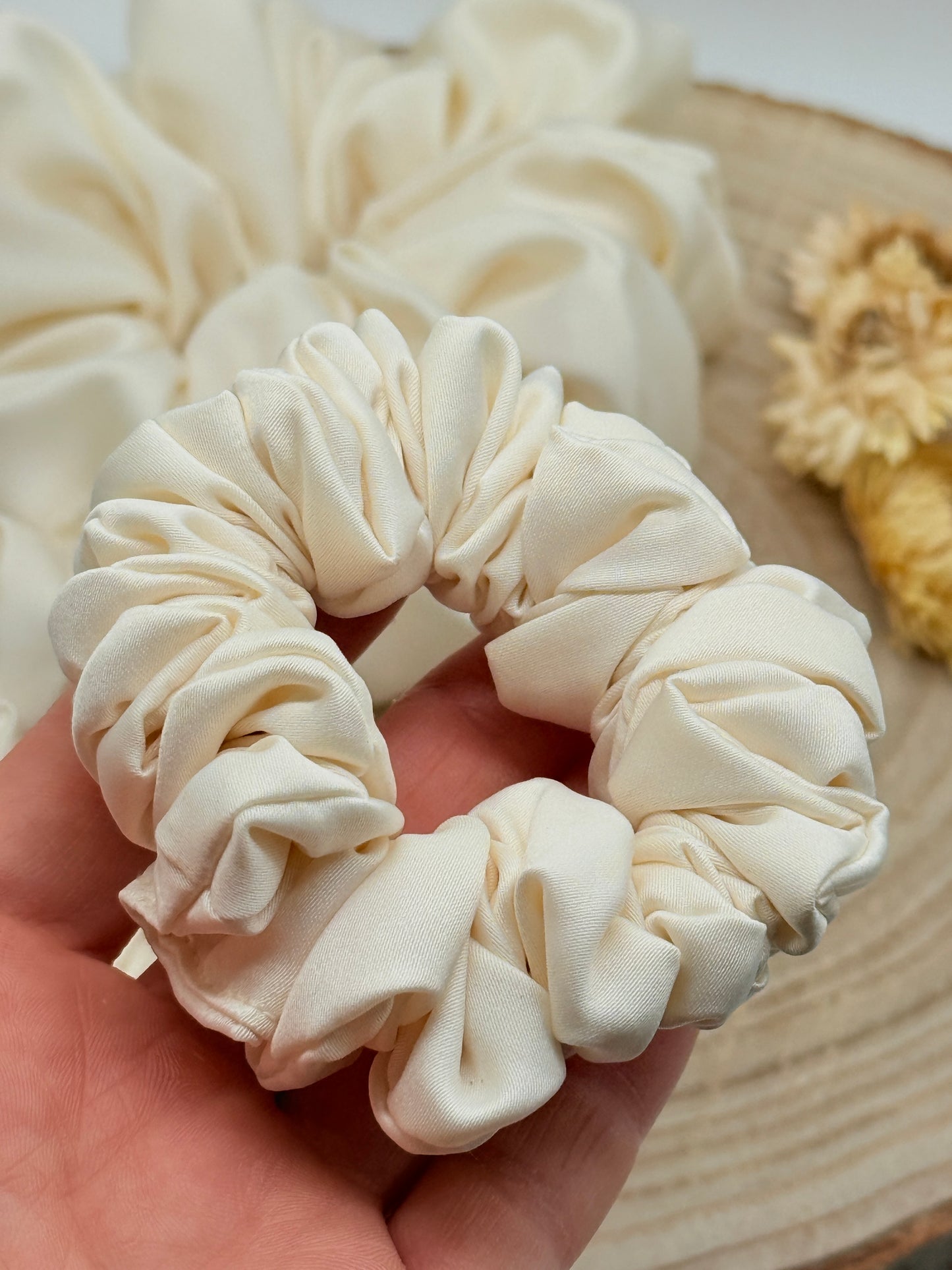 Satin Scrunchie Haargummi Eierschalen weiß uni in vier Größen von XL bis XS