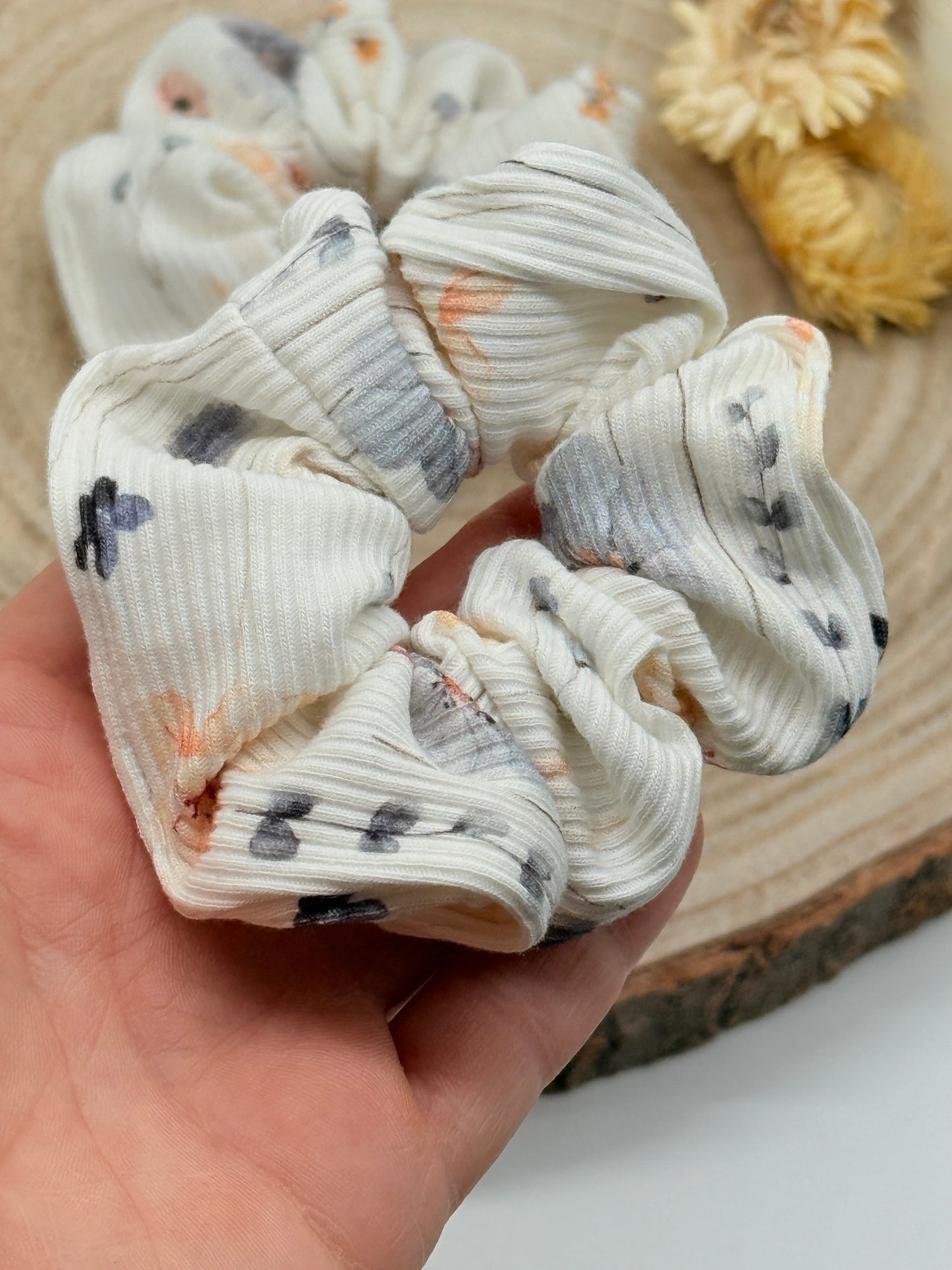 Ripp-Jersey Scrunchie Haargummi weiß mit Wiesenblumen