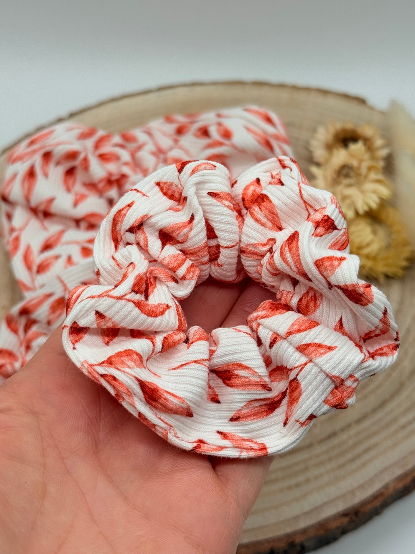 Ripp-Jersey Scrunchie Haargummi weiß mit Herbst Blätter