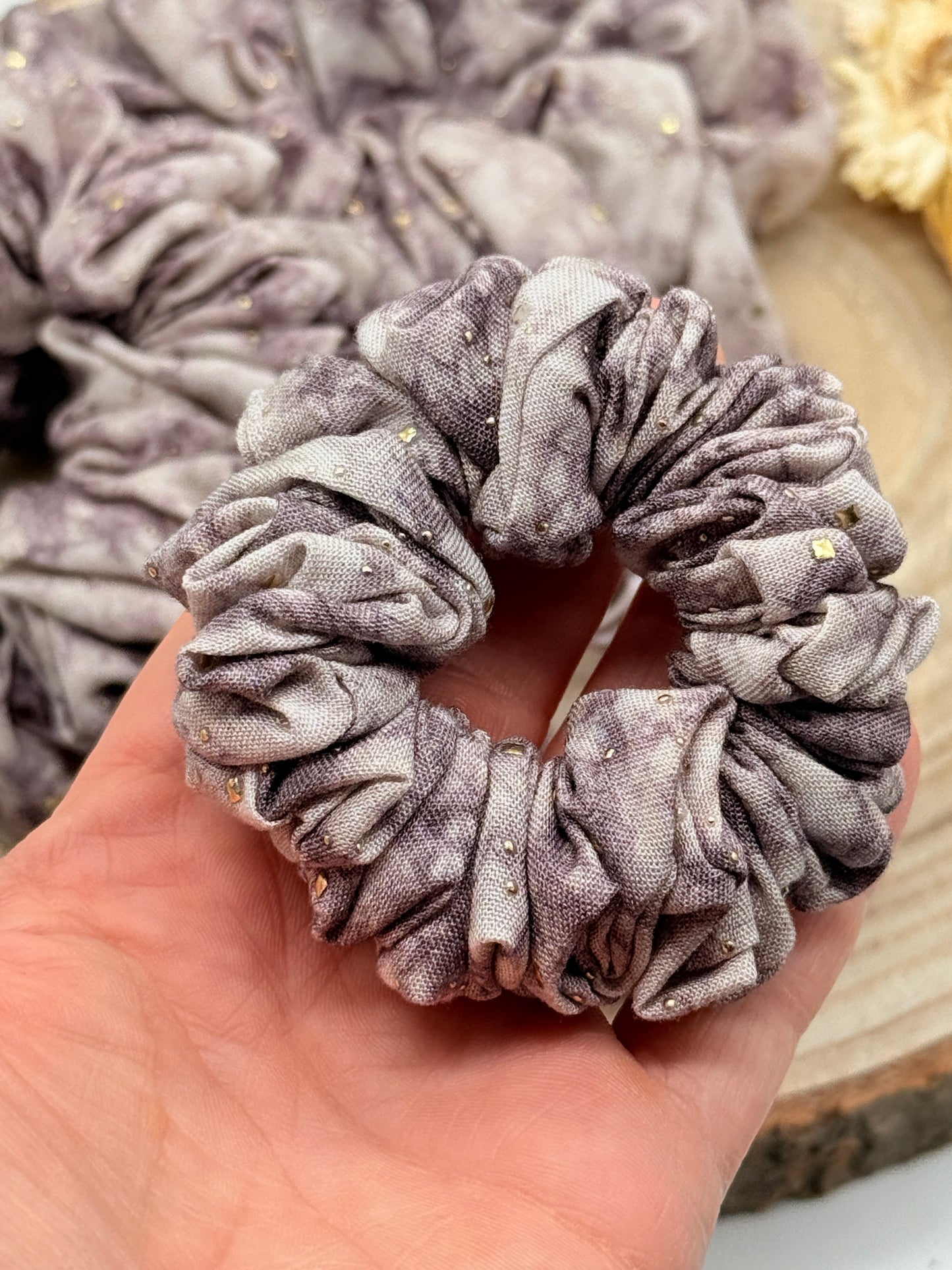 Viskose Scrunchie Haargummi braun batik mit Glitzer in vier Größen von XL bis XS