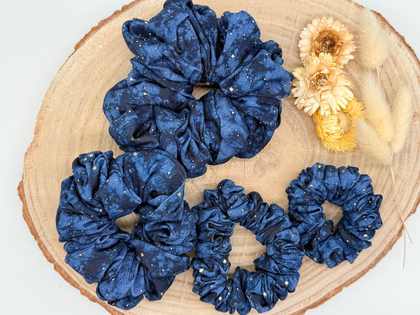 Viskose Scrunchie Haargummi blau batik mit Glitzer in vier Größen von XL bis XS