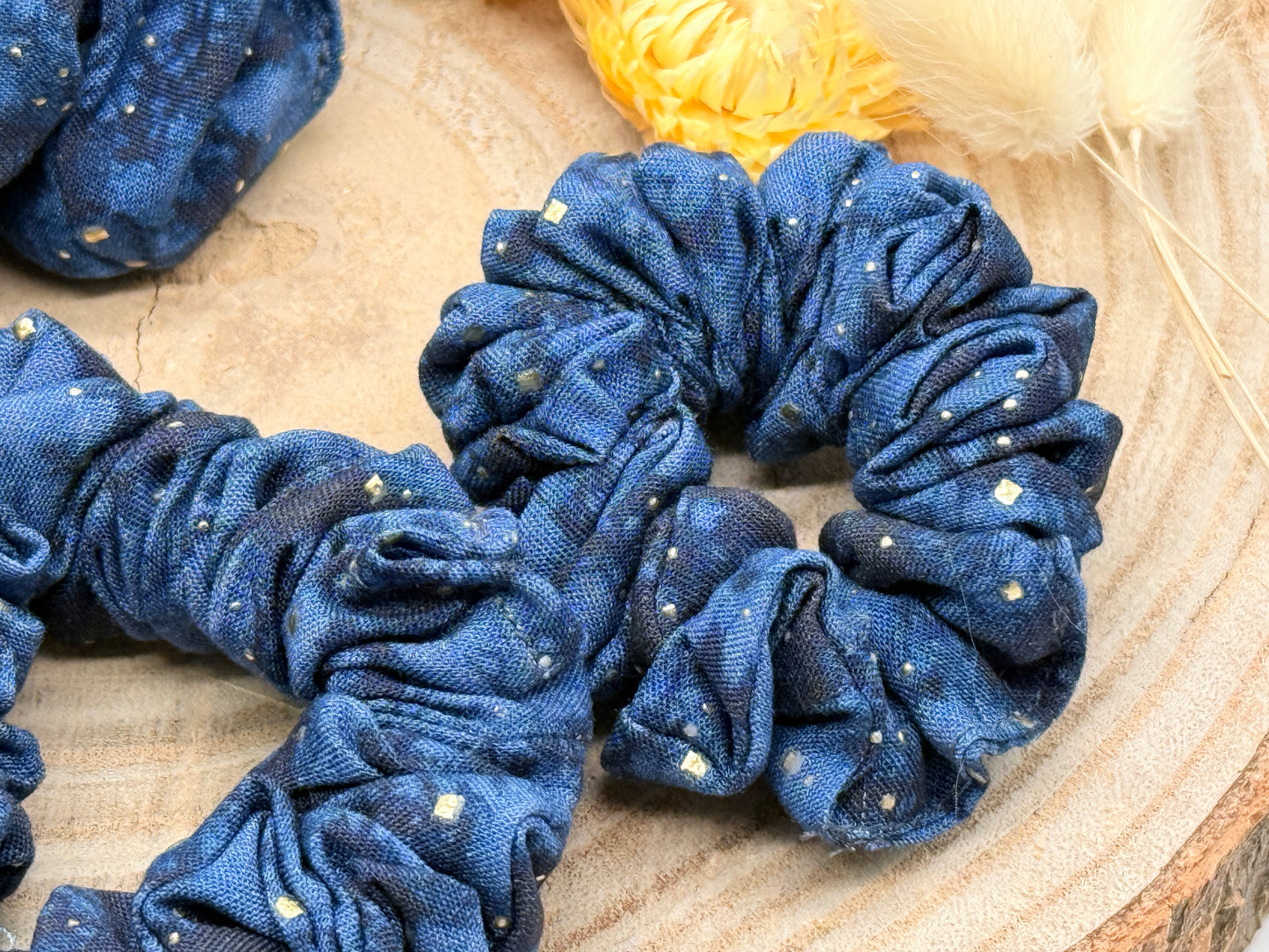 Viskose Scrunchie Haargummi blau batik mit Glitzer in vier Größen von XL bis XS