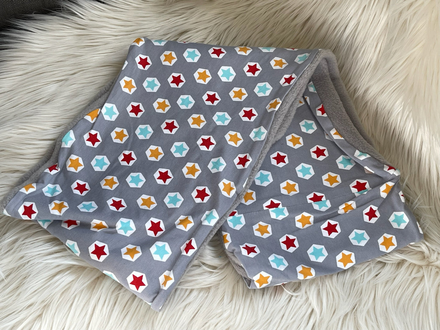 Loop mit Fleece bunte Sterne auf grau ca. 130cm