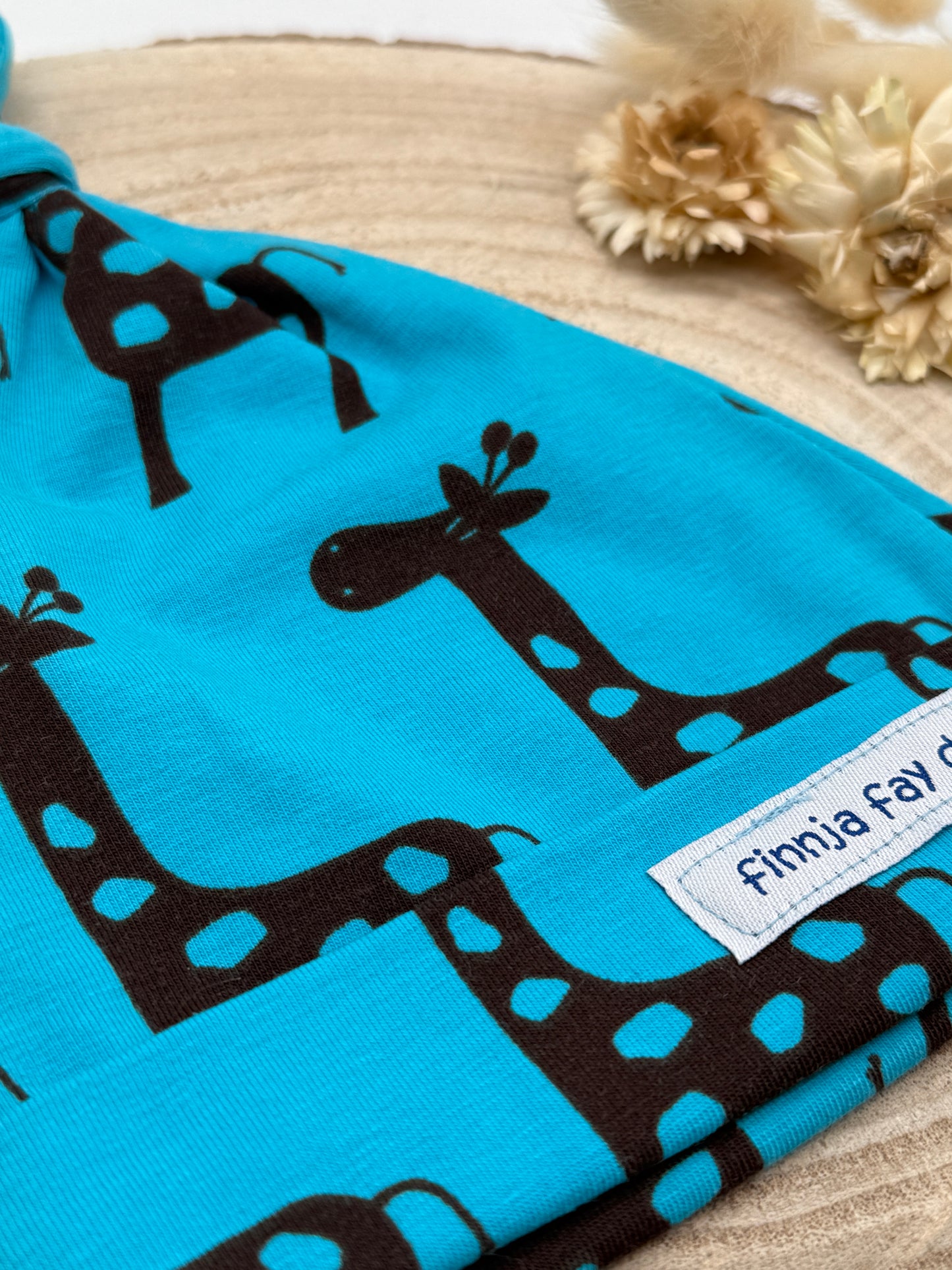 Babymütze mit Knoten – blau mit Giraffen Motiven