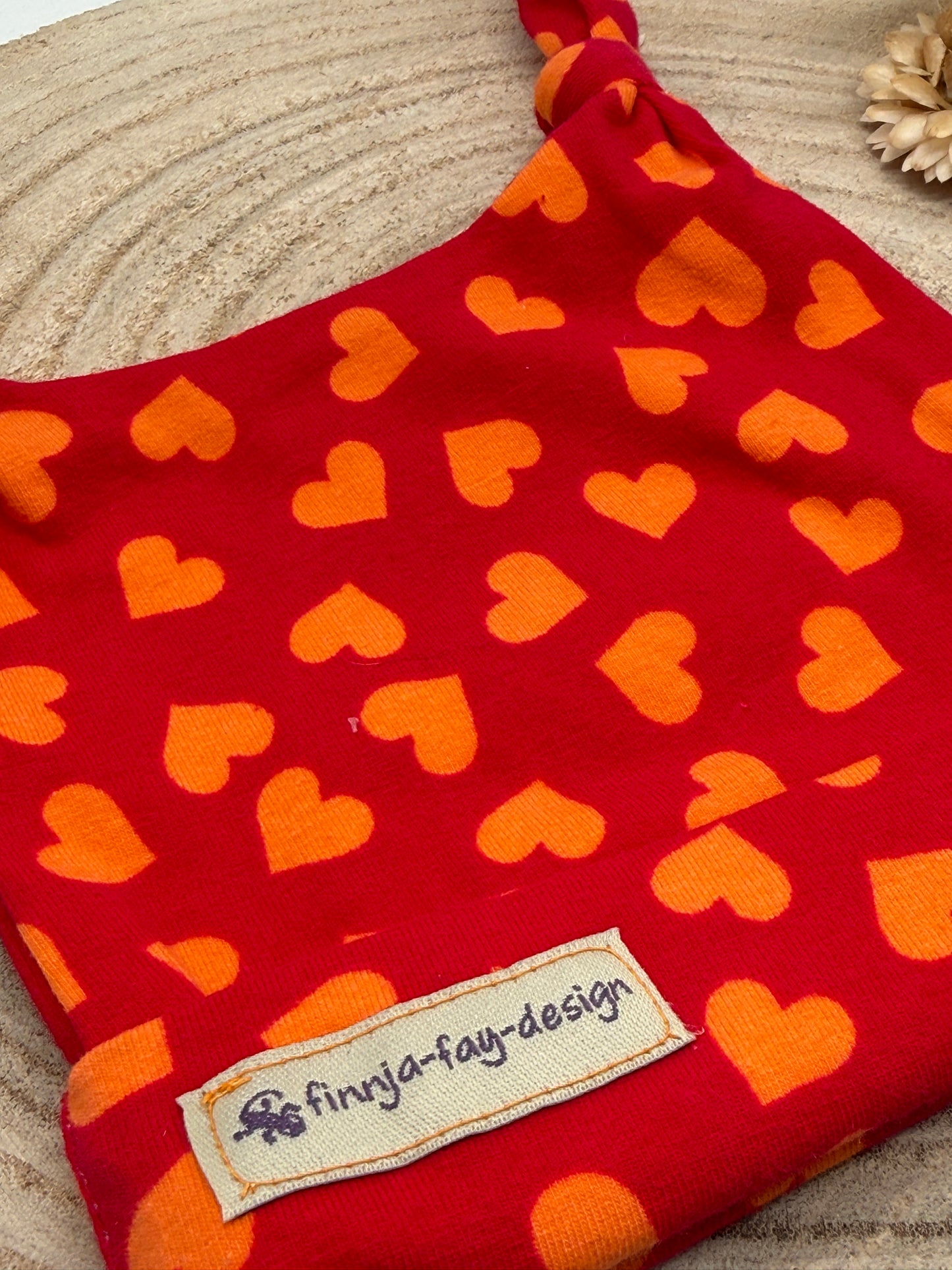 Babymütze mit Knoten – rot mit Herz Motiven Gr. 56