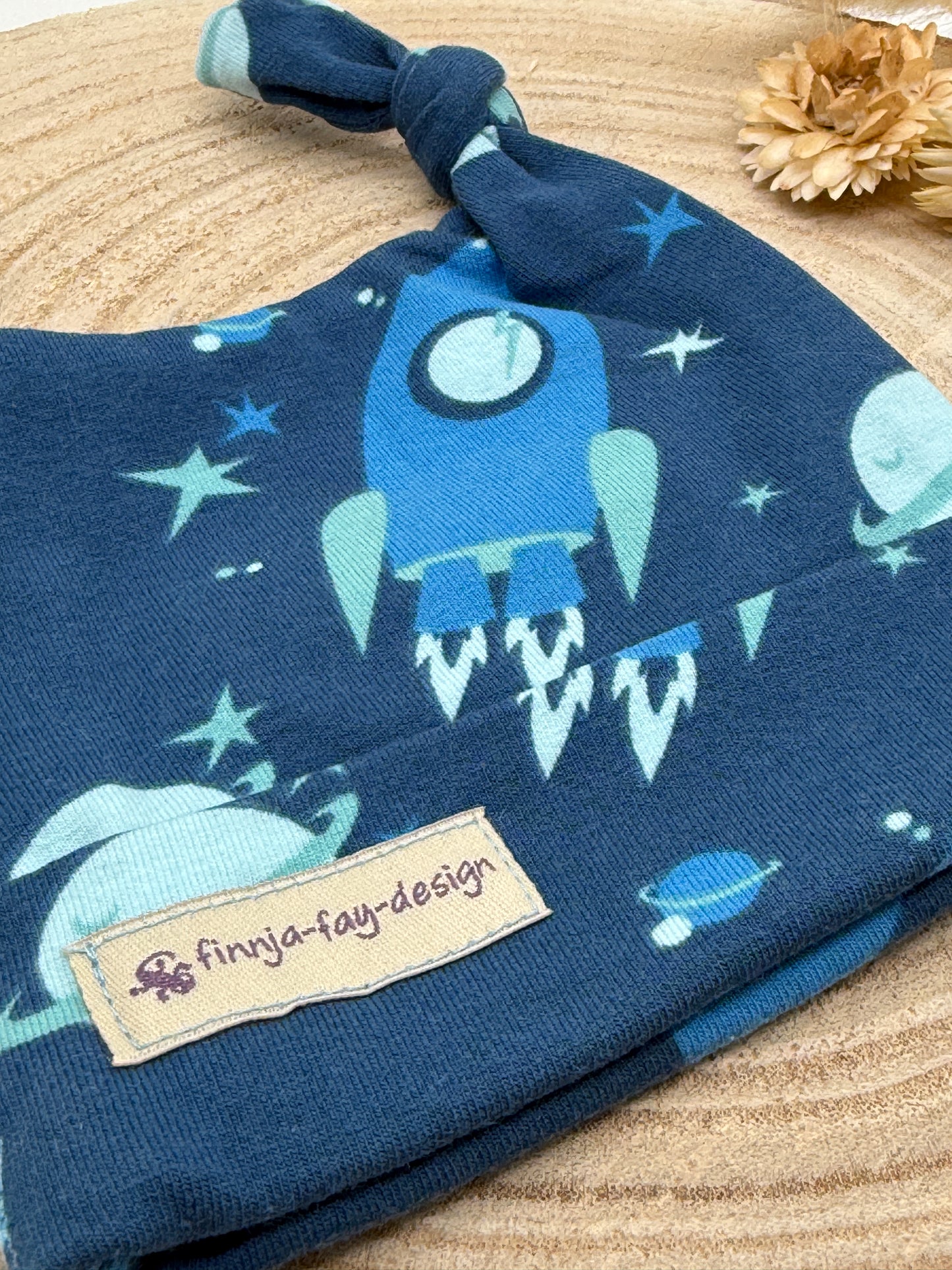 Babymütze mit Knoten – blau mit Raumschiff Motiv Gr. 56