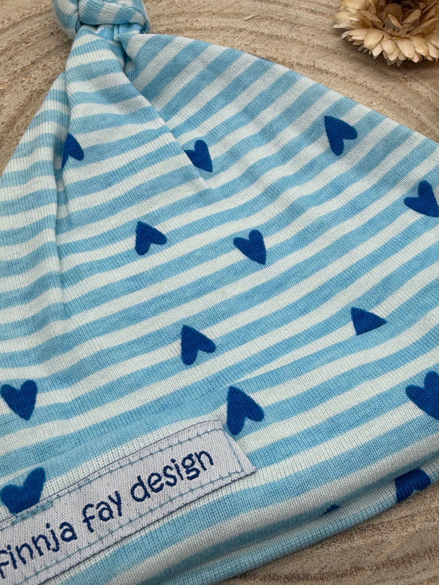 Babymütze mit Knoten – blau mit Herz Motiv Gr. 62/68