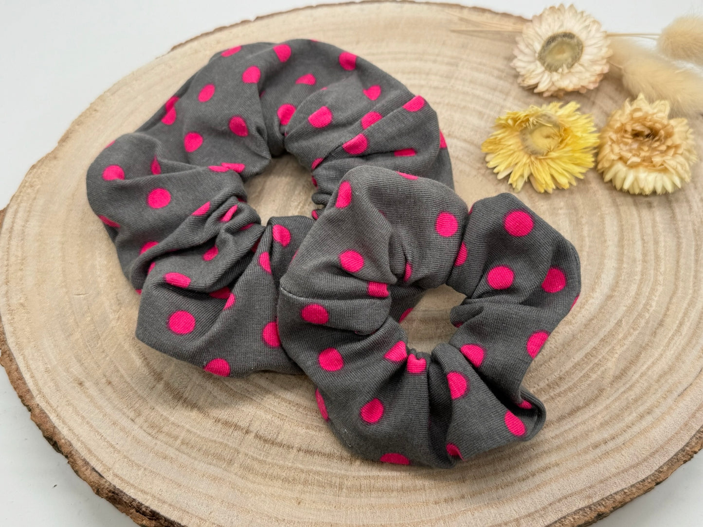 Scrunchie Haargummi grau mit rosa Punkten