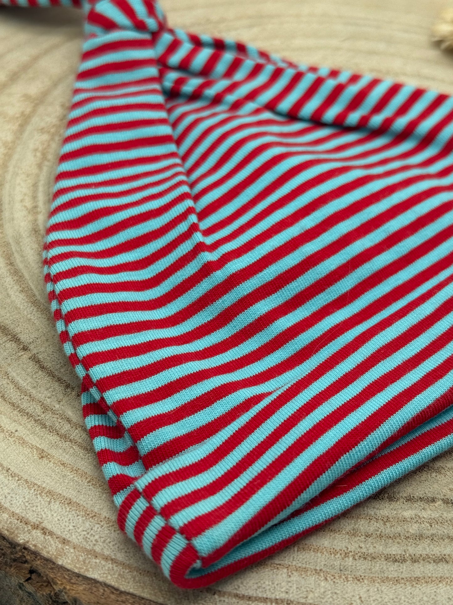 Babymütze mit Knoten – rot-blau mit Streifen Muster Gr. 56