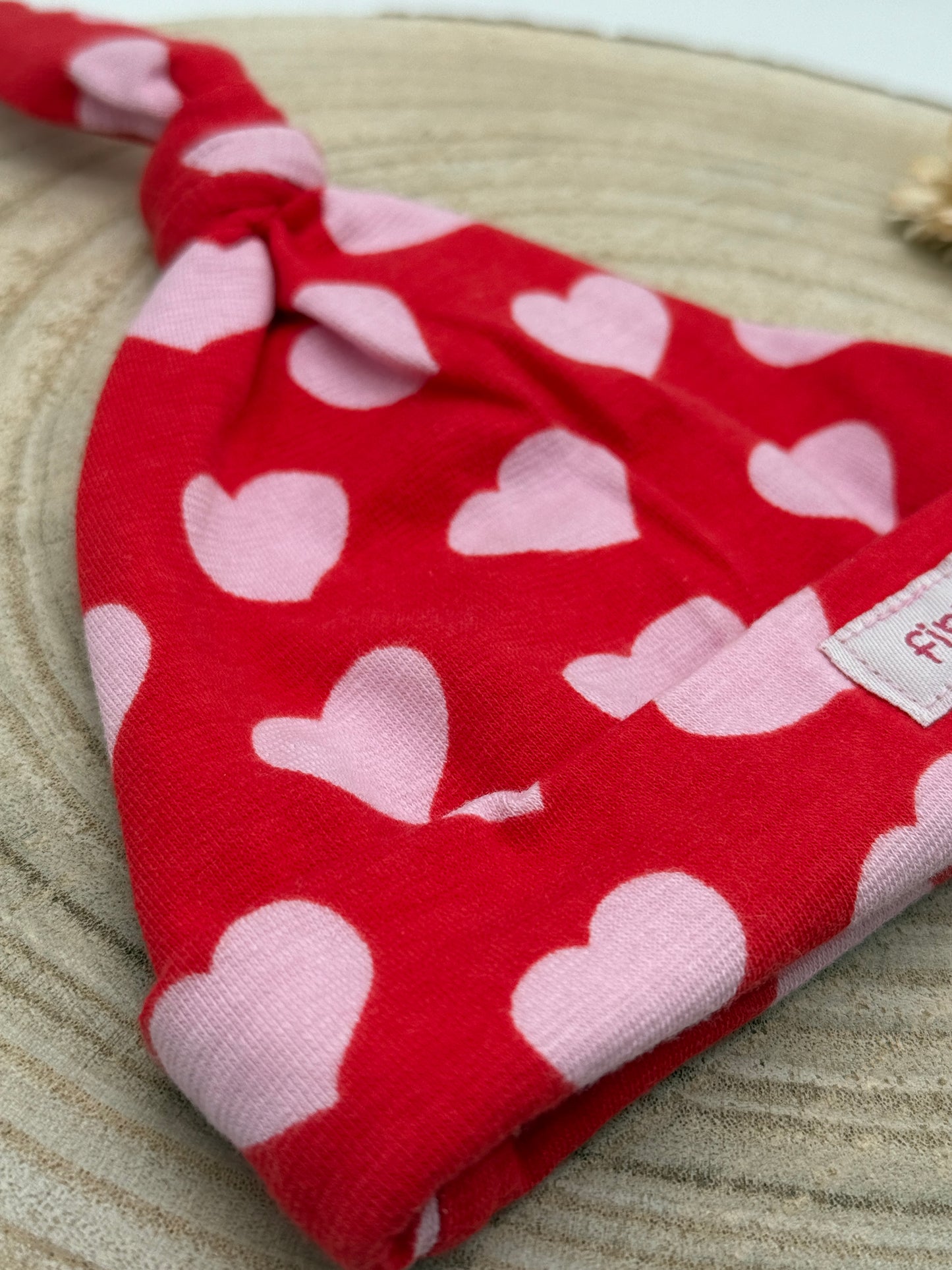 Babymütze mit Knoten – rot mit Herz Motive Gr. 56
