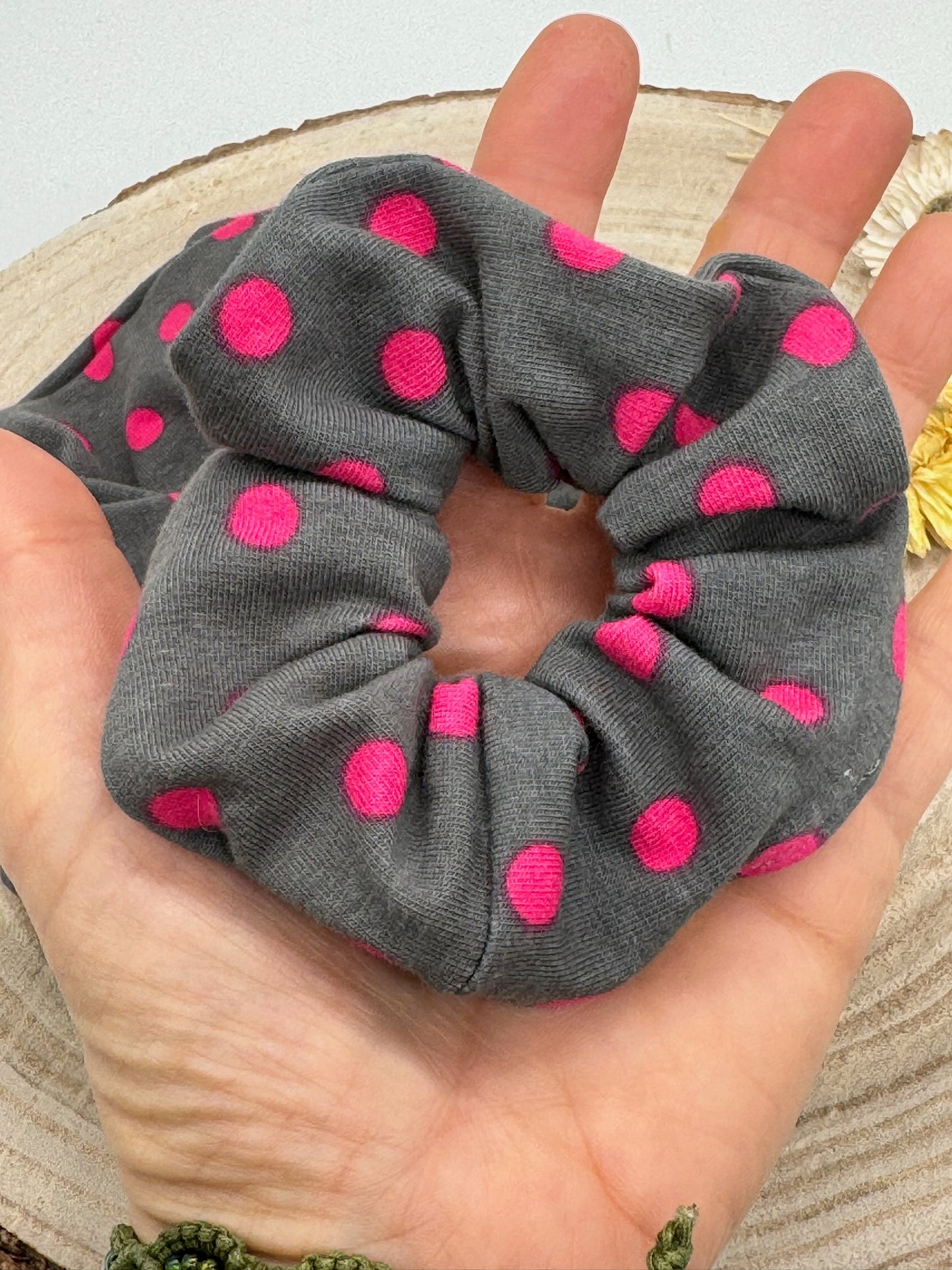 Scrunchie Haargummi grau mit rosa Punkten