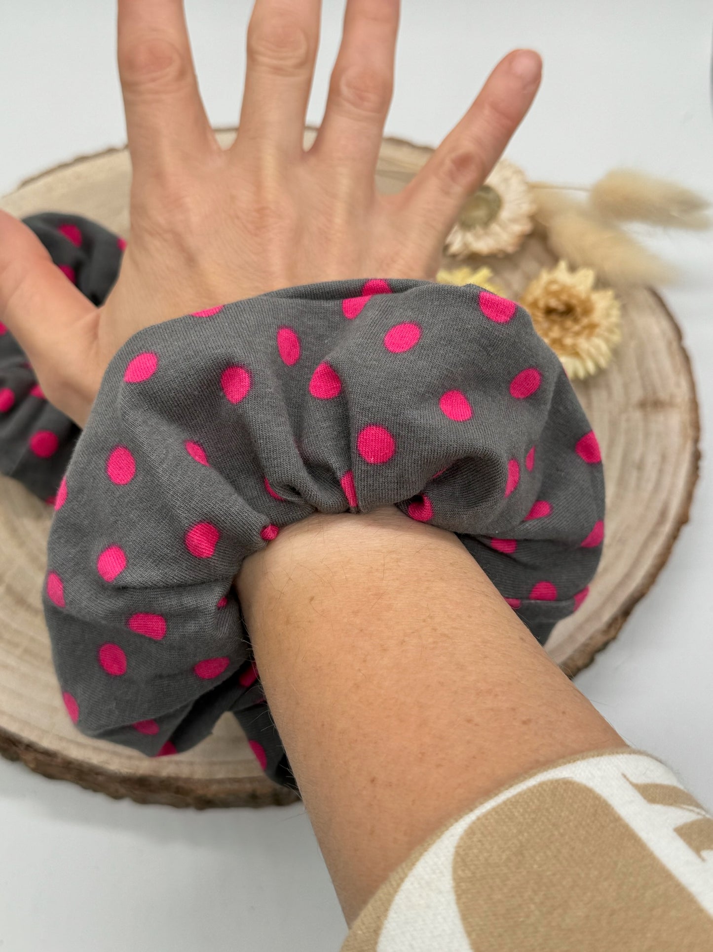 Scrunchie Haargummi grau mit rosa Punkten