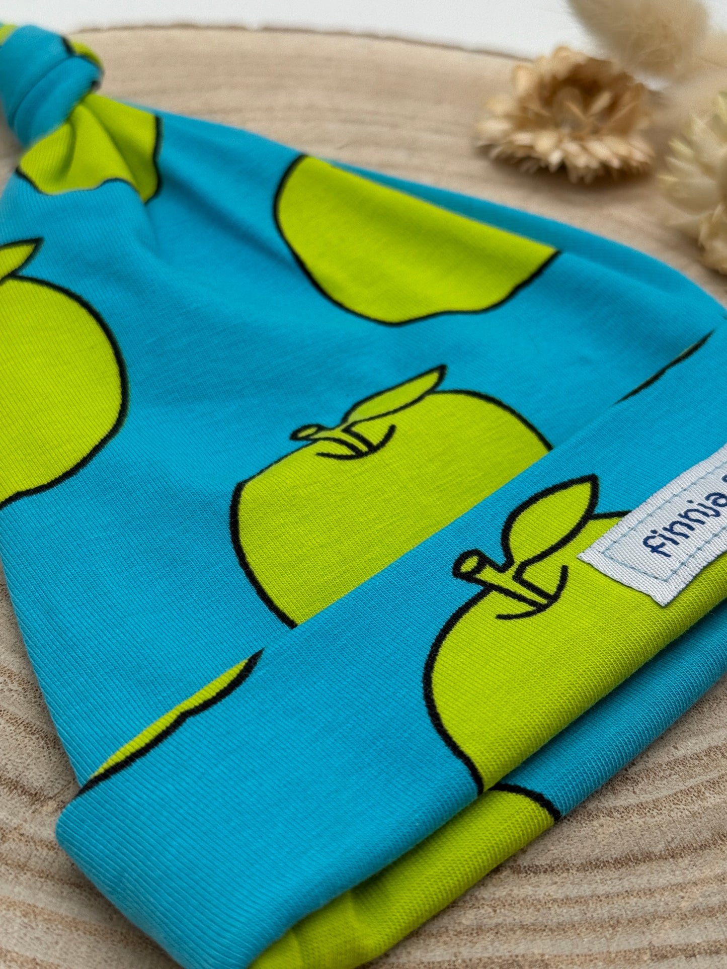 Babymütze mit Knoten – blau mit Apfel Motiv Gr. 56