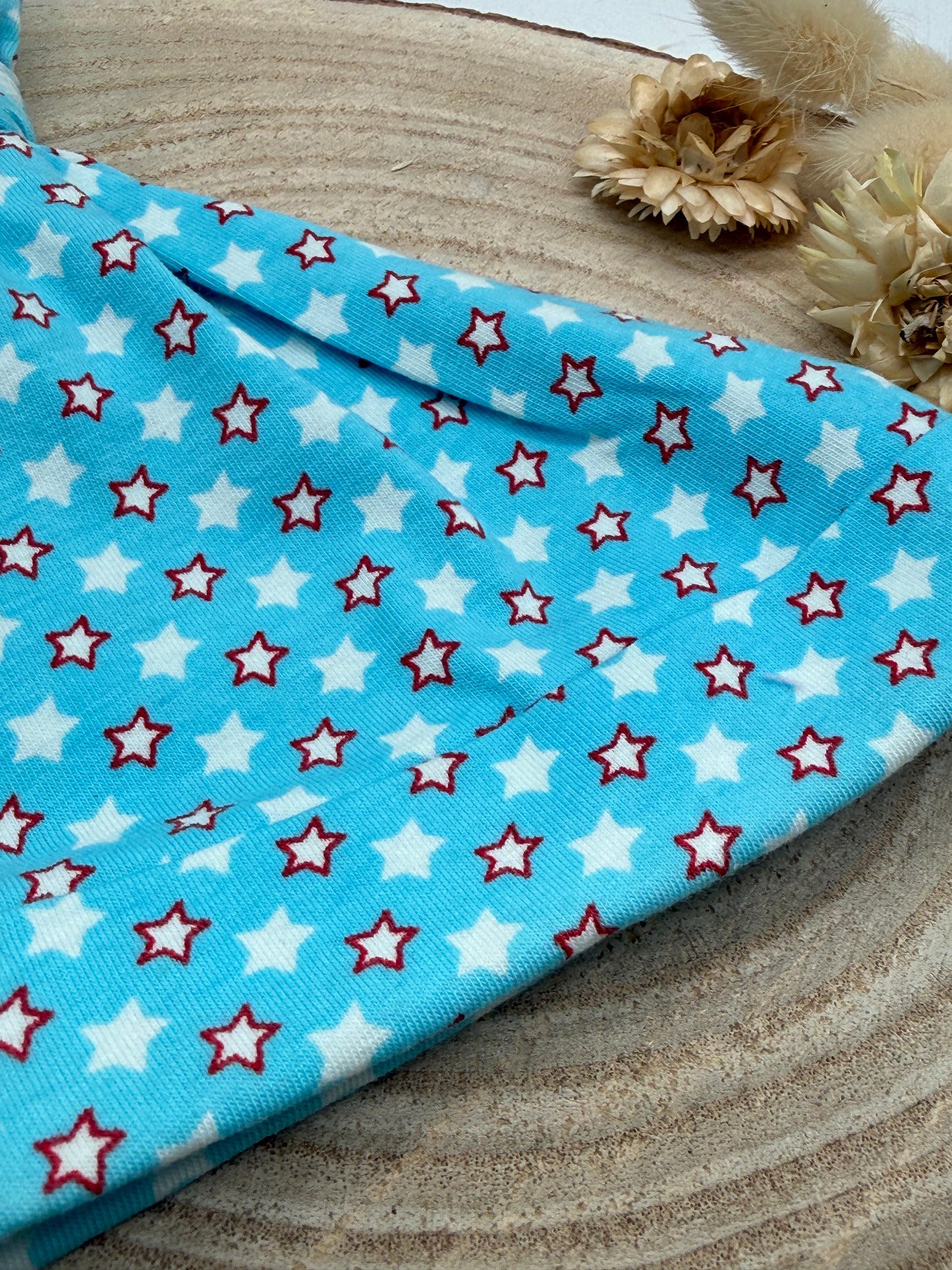 Babymütze mit Knoten – blau mit Sternen Motiv