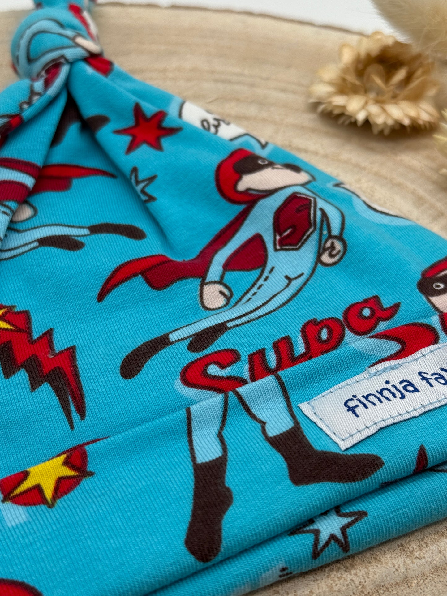 Babymütze mit Knoten – blau mit Superhero Motiv Gr. 62/68