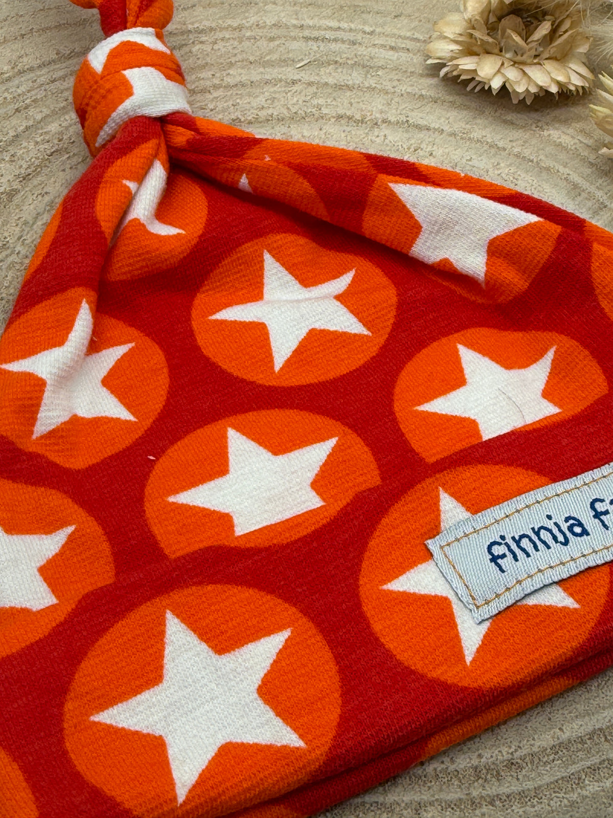 Babymütze mit Knoten – Orange mit Sternen Motiv