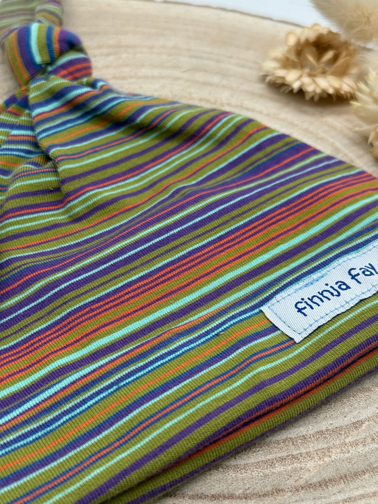 Babymütze mit Knoten – grün mit Streifen Motiv Gr. 62/68