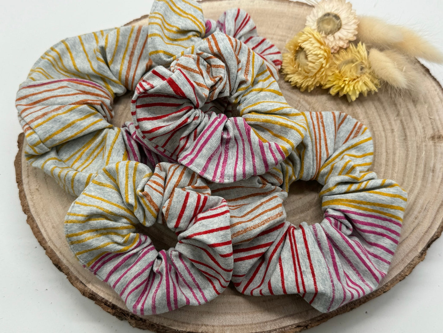 Jersey Scrunchie Haargummi gelb rote Streifen auf grau