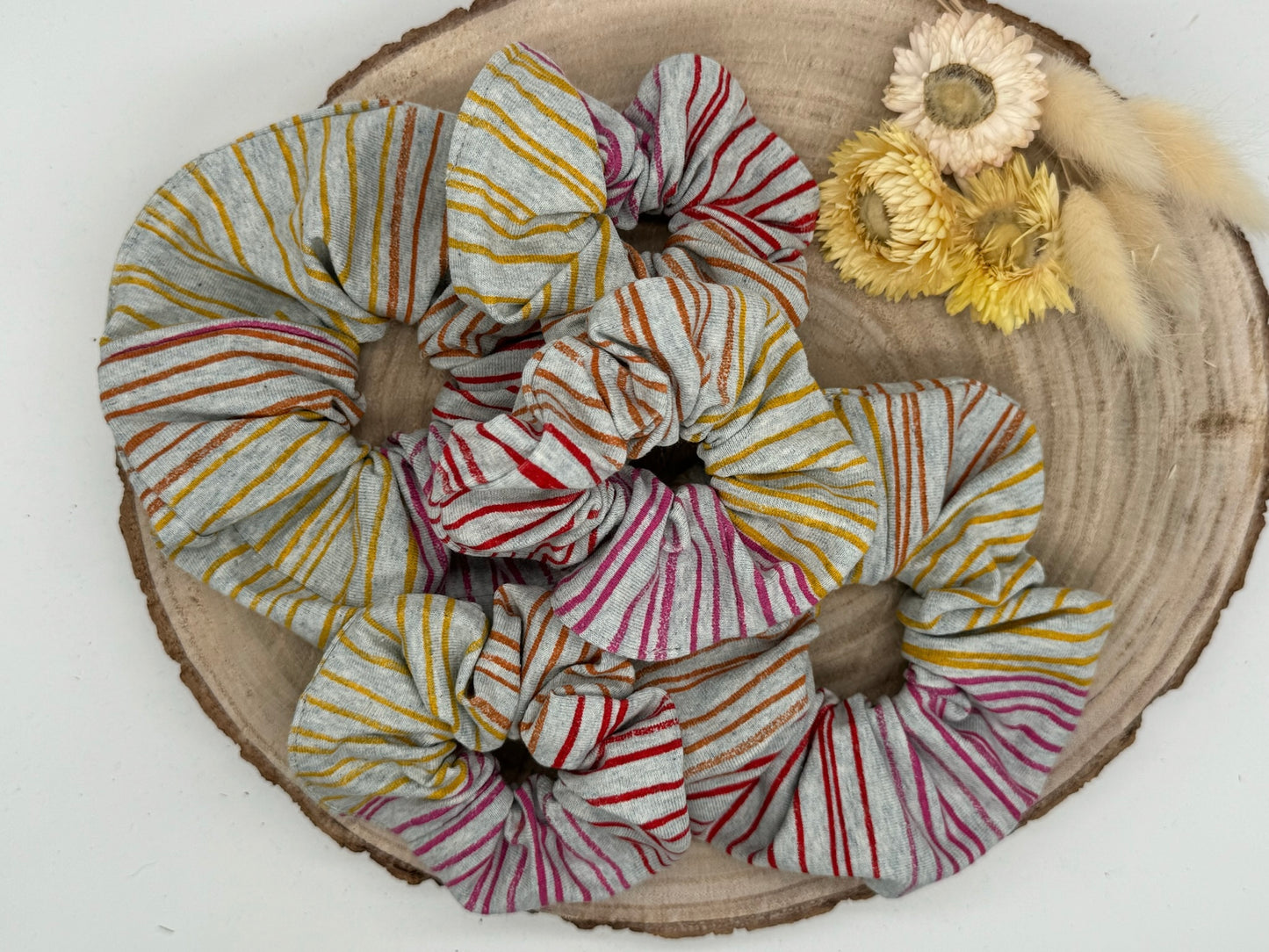 Jersey Scrunchie Haargummi gelb rote Streifen auf grau