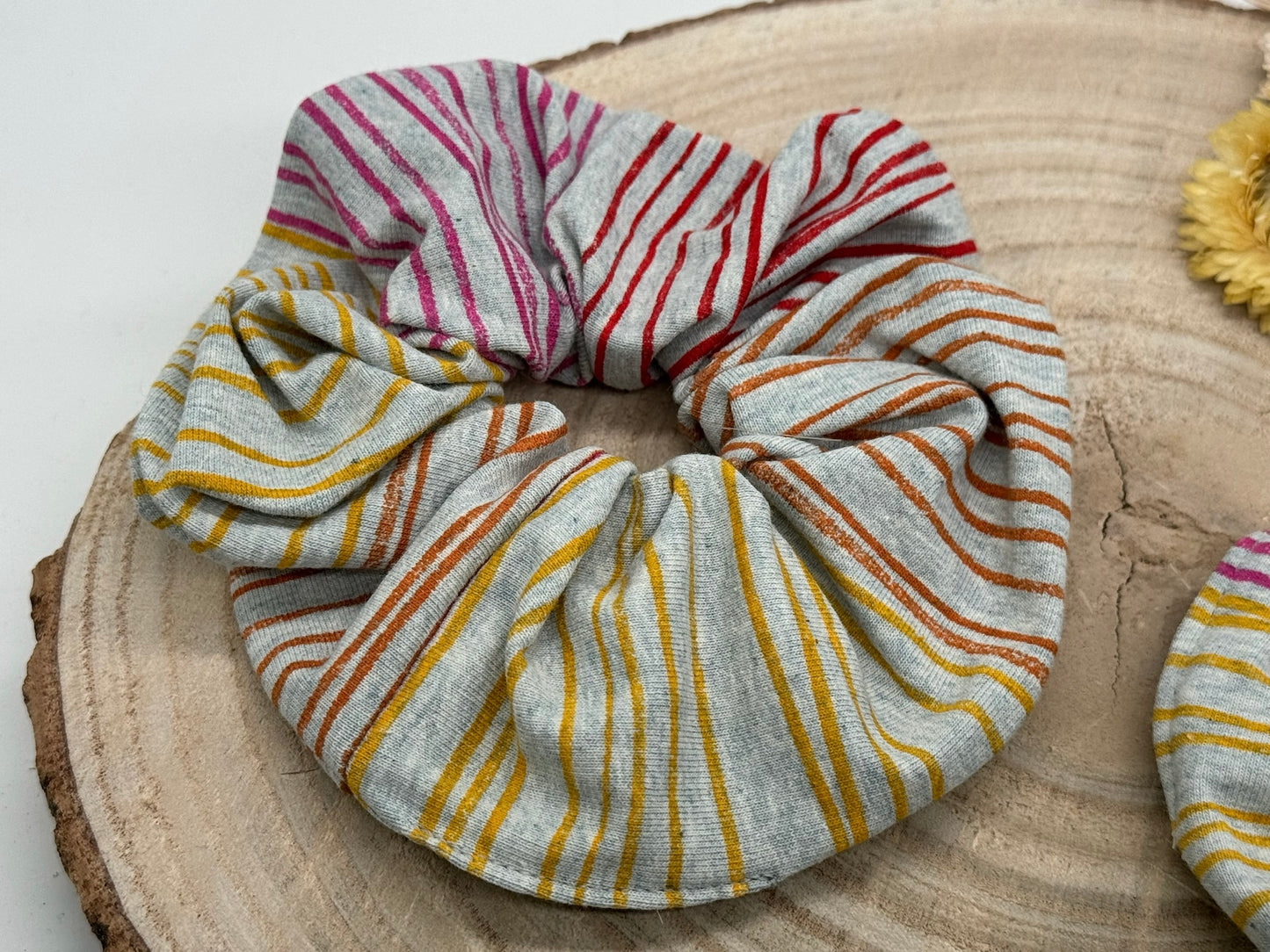 Jersey Scrunchie Haargummi gelb rote Streifen auf grau