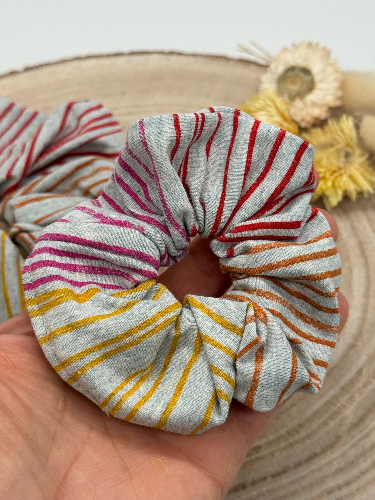 Jersey Scrunchie Haargummi gelb rote Streifen auf grau