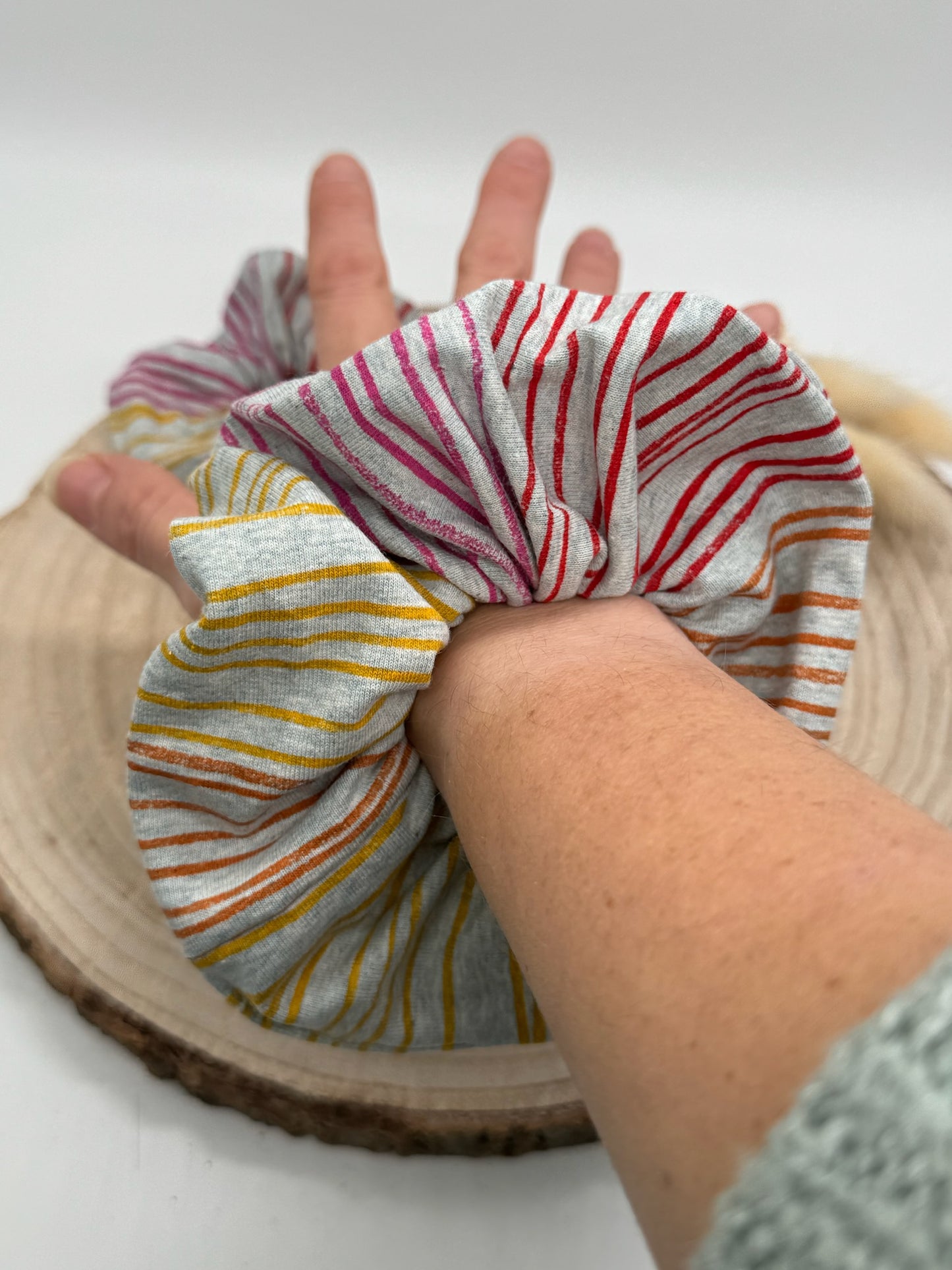 Jersey Scrunchie Haargummi gelb rote Streifen auf grau