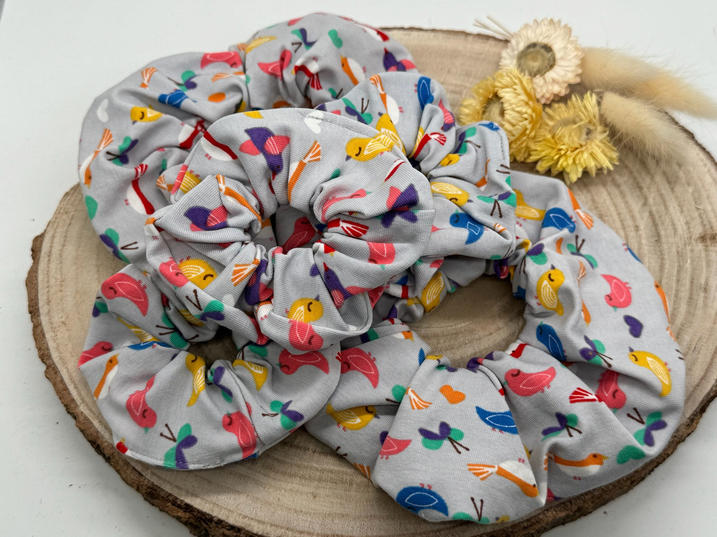 Jersey Scrunchie grau mit bunte Vögel