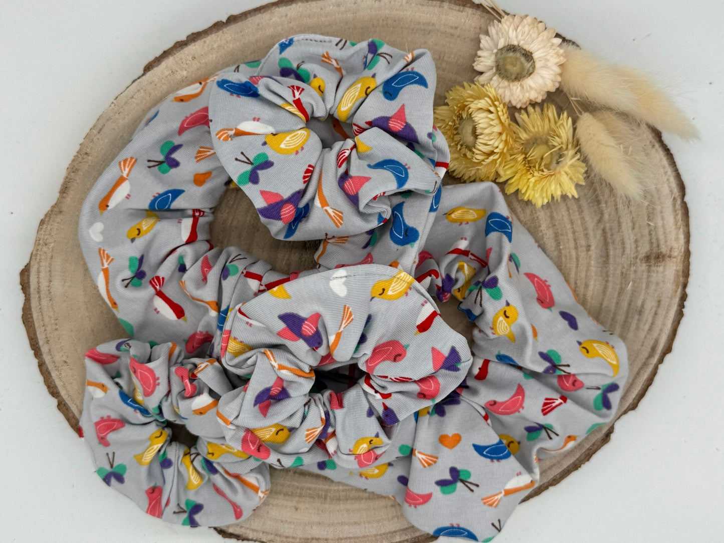 Jersey Scrunchie grau mit bunte Vögel