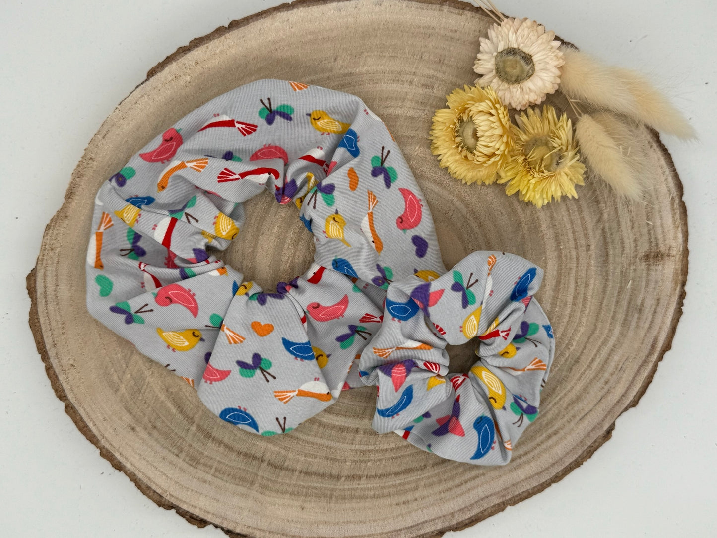 Jersey Scrunchie grau mit bunte Vögel