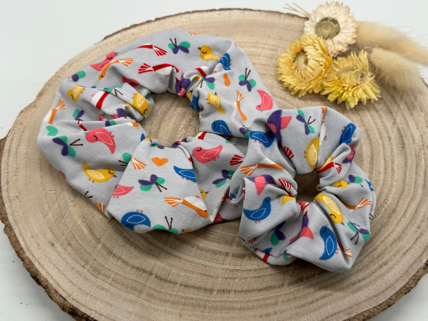 Jersey Scrunchie grau mit bunte Vögel