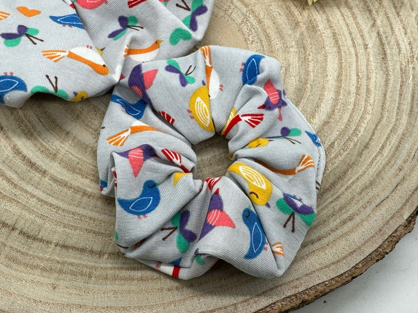 Jersey Scrunchie grau mit bunte Vögel