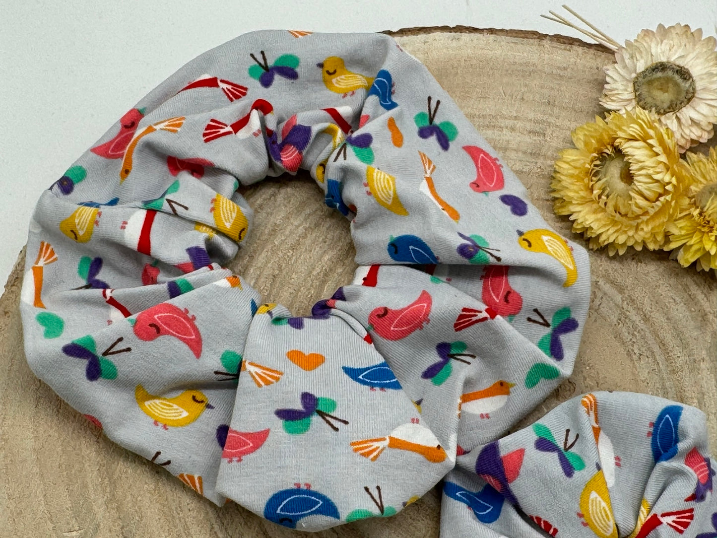 Jersey Scrunchie grau mit bunte Vögel