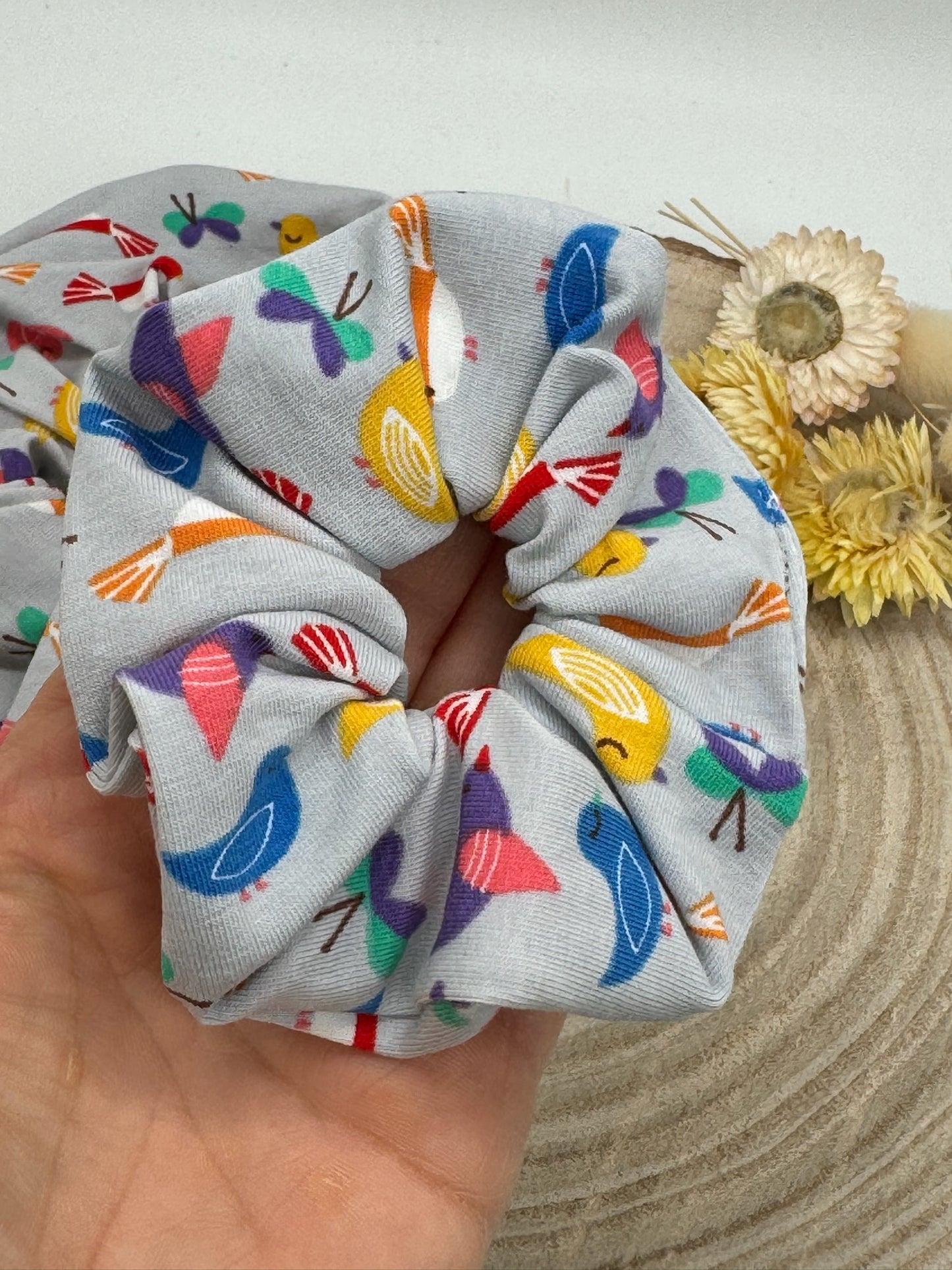 Jersey Scrunchie grau mit bunte Vögel