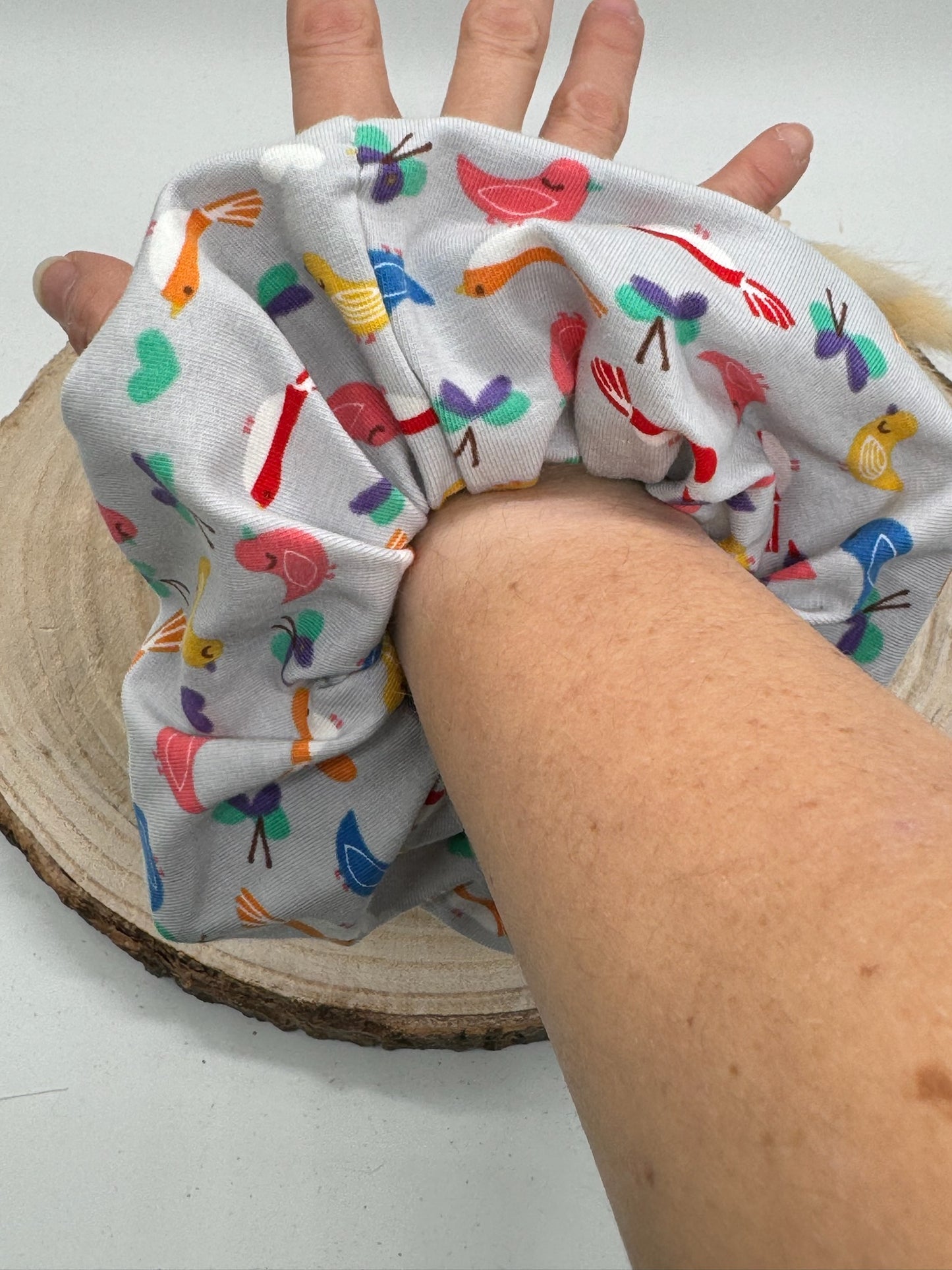 Jersey Scrunchie grau mit bunte Vögel