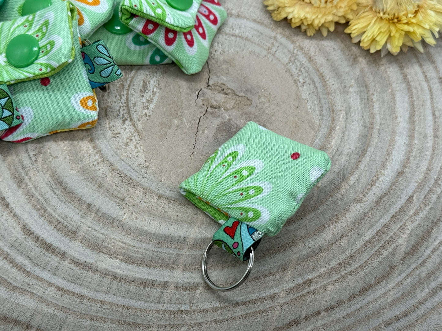 Schlüsselanhänger Mini Tasche mit Einkaufswagenchip praktische Mini Geldbörse bunte Blumen auf grün