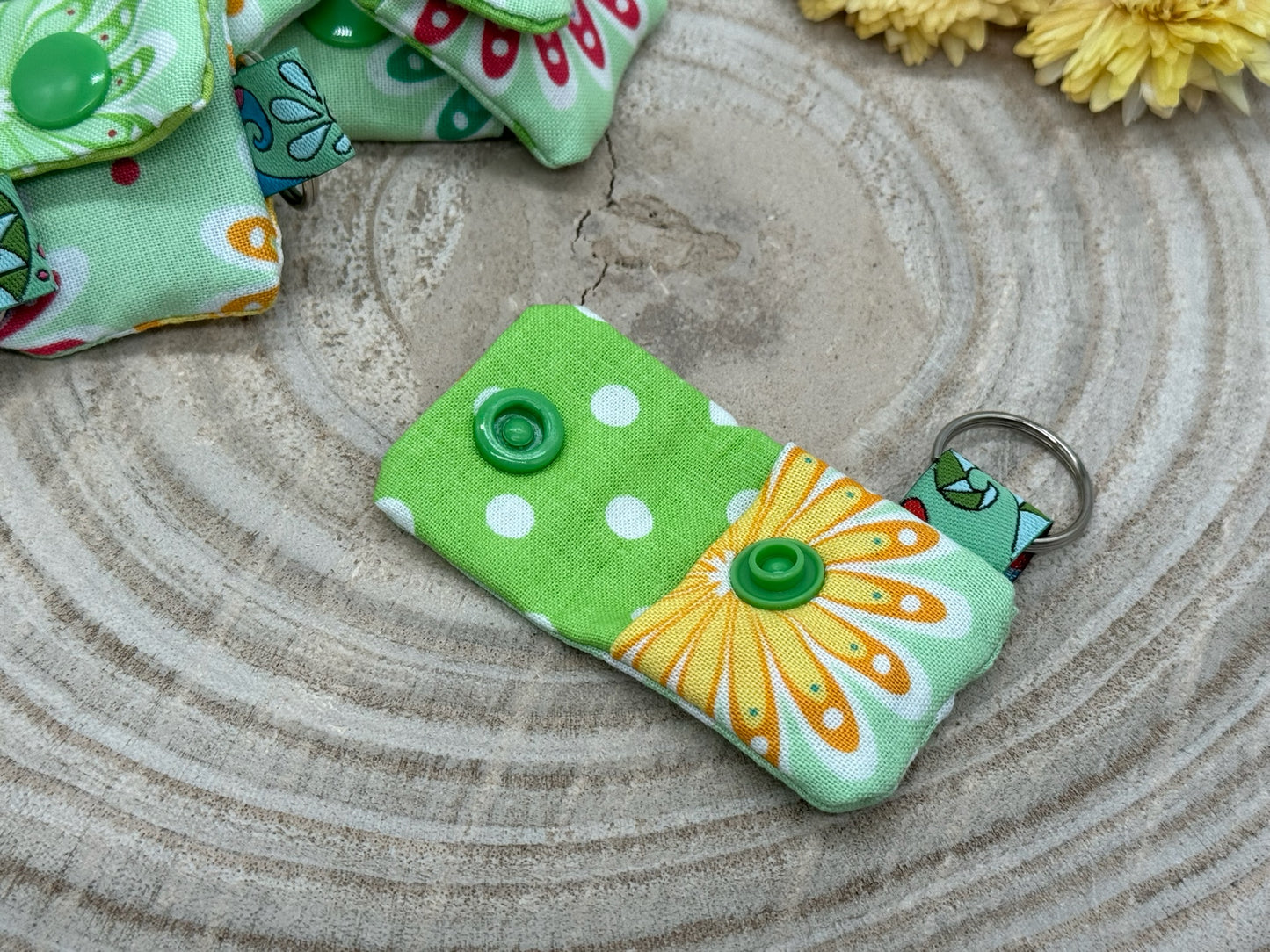 Schlüsselanhänger Mini Tasche mit Einkaufswagenchip praktische Mini Geldbörse bunte Blumen auf grün
