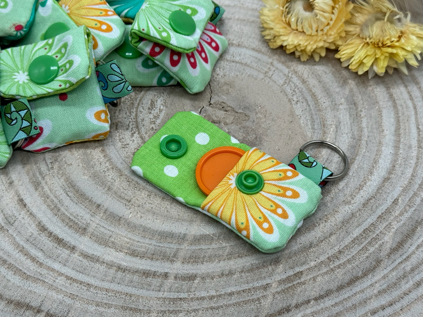Schlüsselanhänger Mini Tasche mit Einkaufswagenchip praktische Mini Geldbörse bunte Blumen auf grün