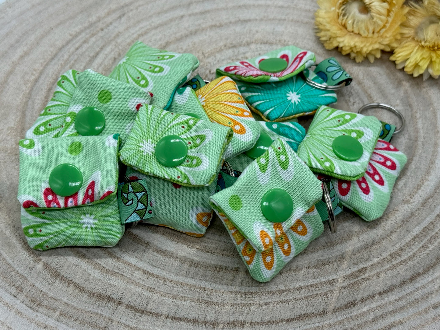 Schlüsselanhänger Mini Tasche mit Einkaufswagenchip praktische Mini Geldbörse bunte Blumen auf grün