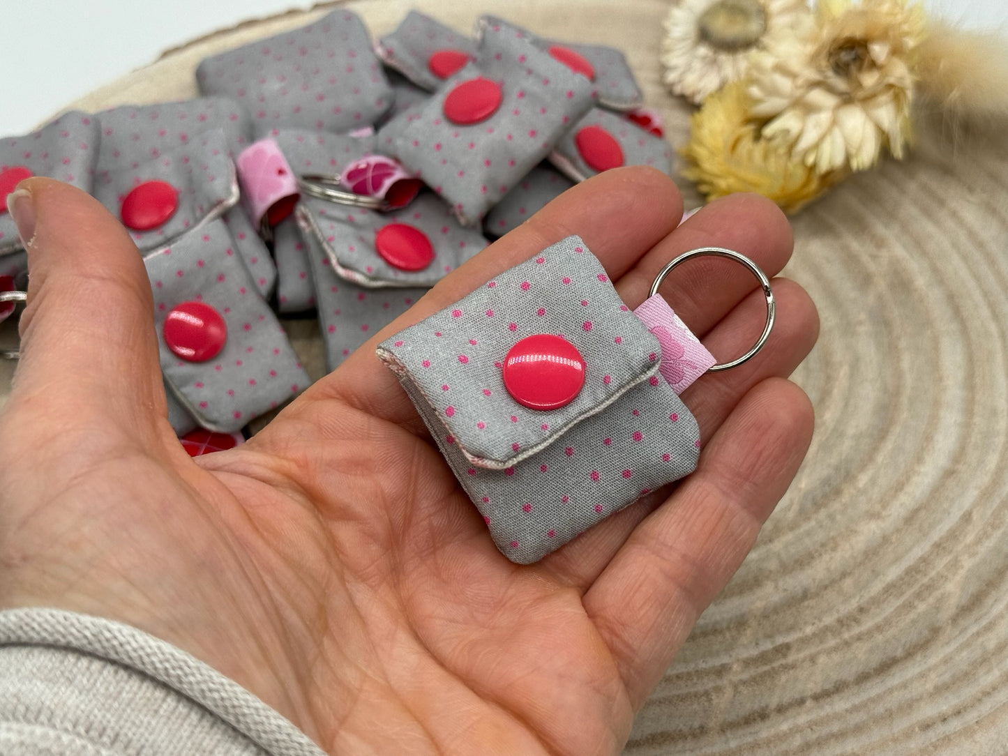 Schlüsselanhänger Mini Tasche mit Einkaufswagenchip praktische Mini Geldbörse Pünkchen rosa/grau